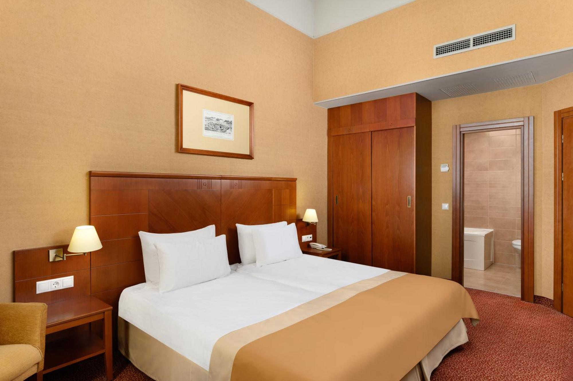 Mercure Szekesfehervar Magyar Kiraly Екстериор снимка