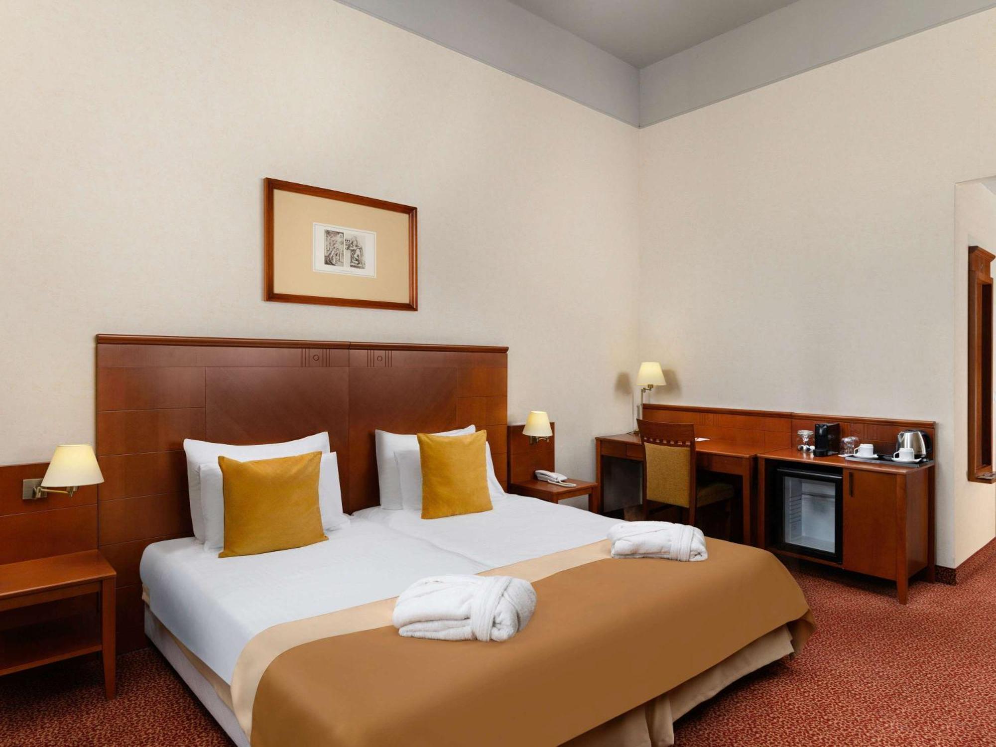 Mercure Szekesfehervar Magyar Kiraly Екстериор снимка