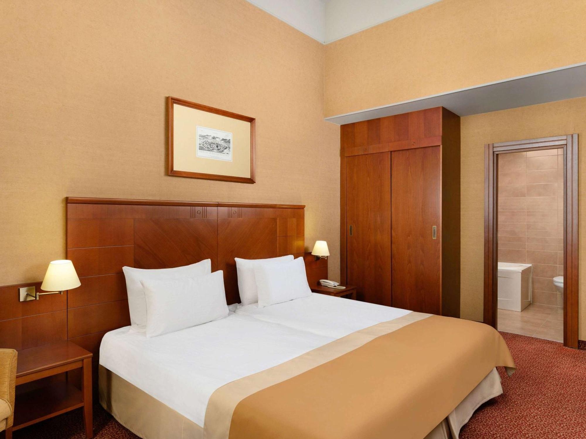 Mercure Szekesfehervar Magyar Kiraly Екстериор снимка