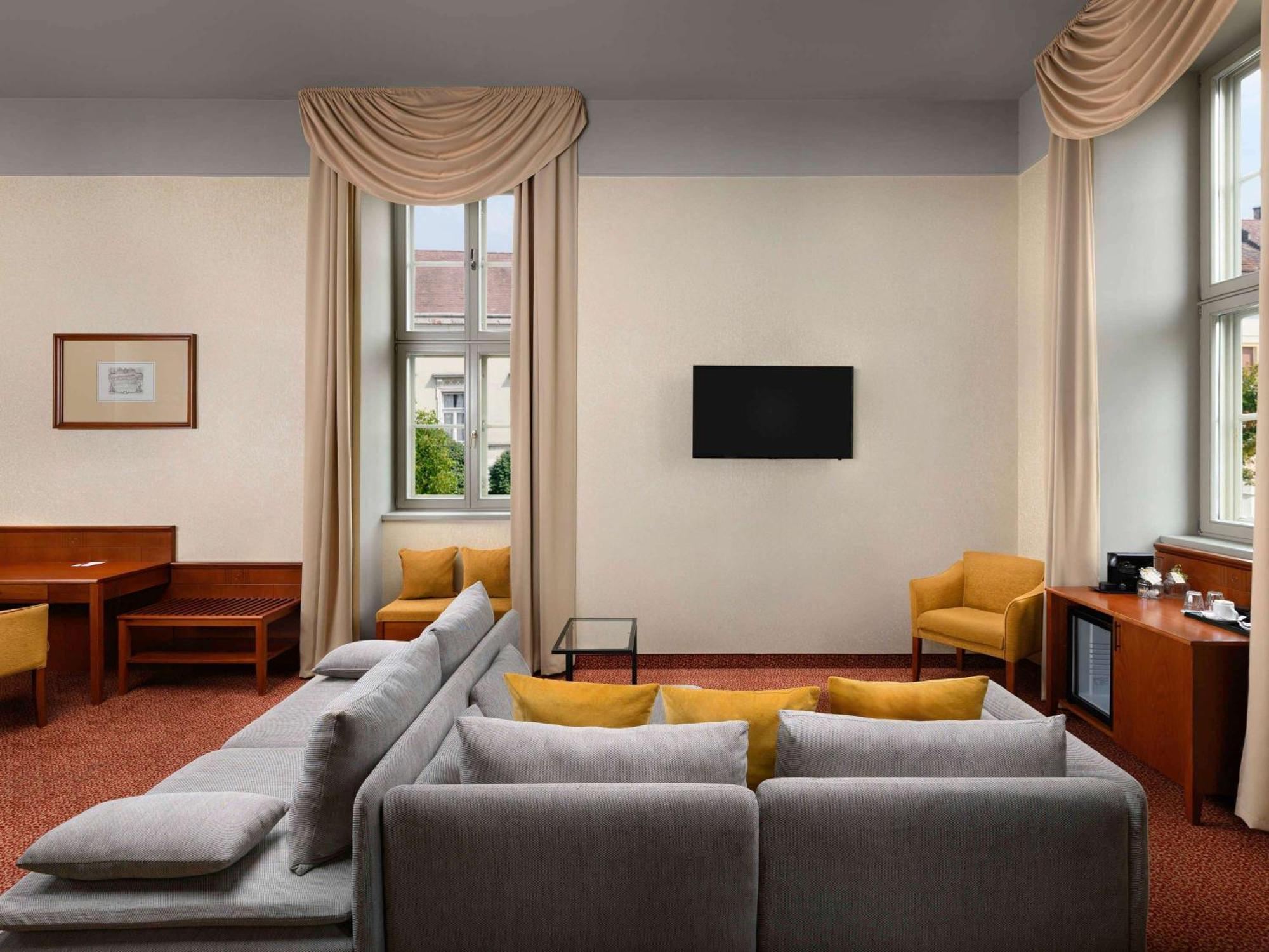 Mercure Szekesfehervar Magyar Kiraly Екстериор снимка