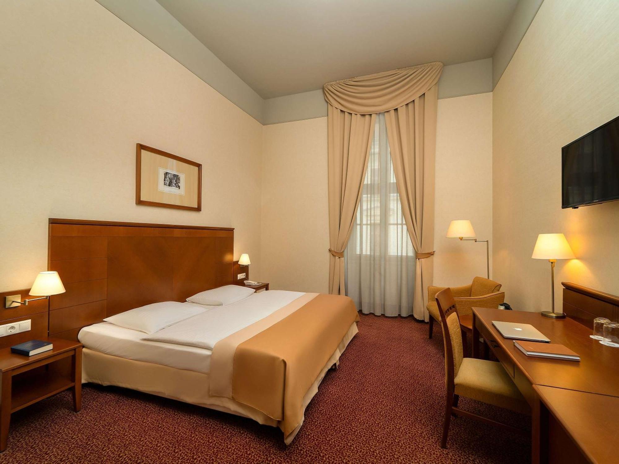 Mercure Szekesfehervar Magyar Kiraly Екстериор снимка