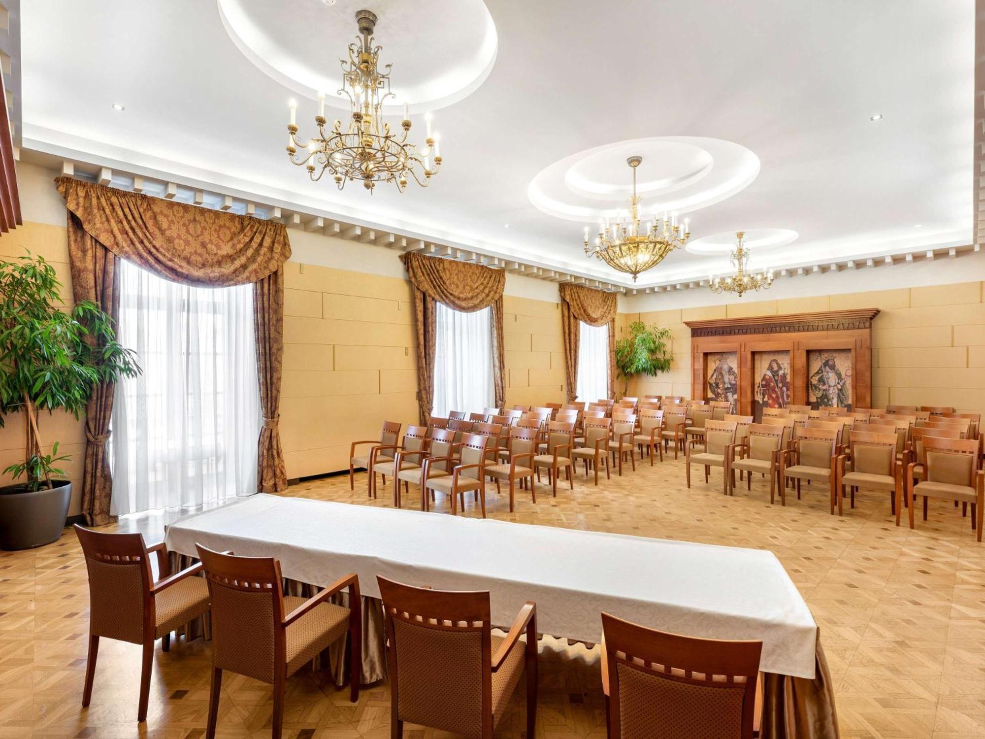 Mercure Szekesfehervar Magyar Kiraly Екстериор снимка